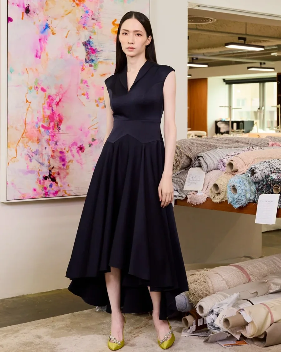 一襲芳華現代東方女裝形象照，深色洋裝於設計工作室場景